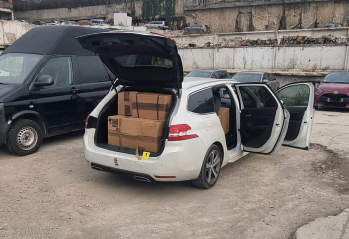 (FOTO) Policija u automobilu pronašla 50 kilograma marihuane: Muškarac (35) i žena (33) uhapšeni na Čukarici
