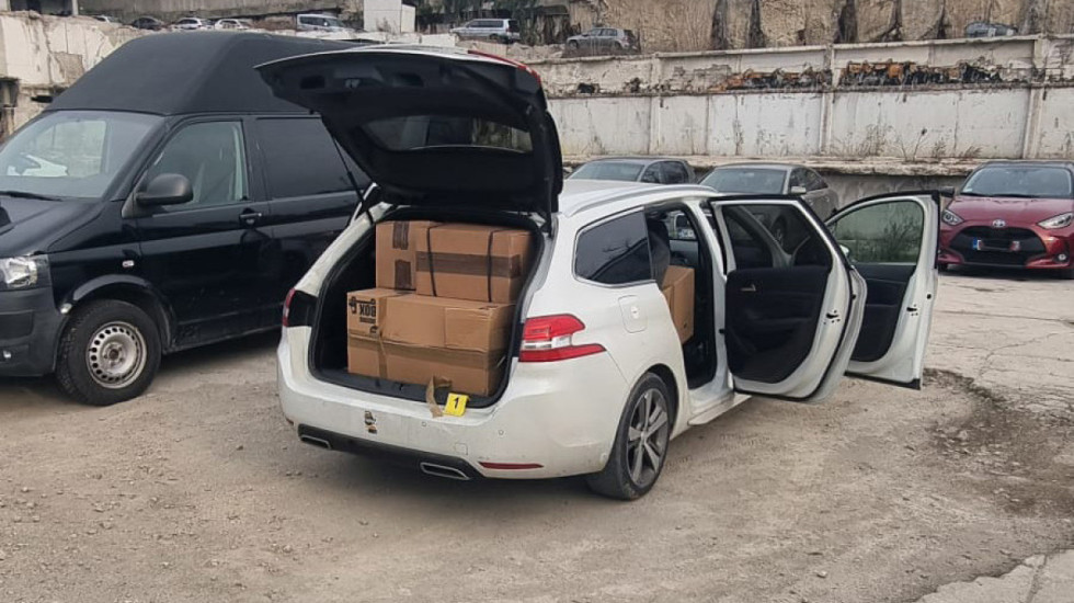 (FOTO) Policija u automobilu pronašla 50 kilograma marihuane: Muškarac (35) i žena (33) uhapšeni na Čukarici