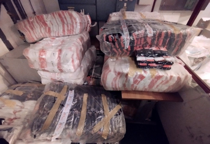 (fFOTO) Na Gradini sprečen pokušaj krijumčarenja garderobe vredne više od pola miliona dinara