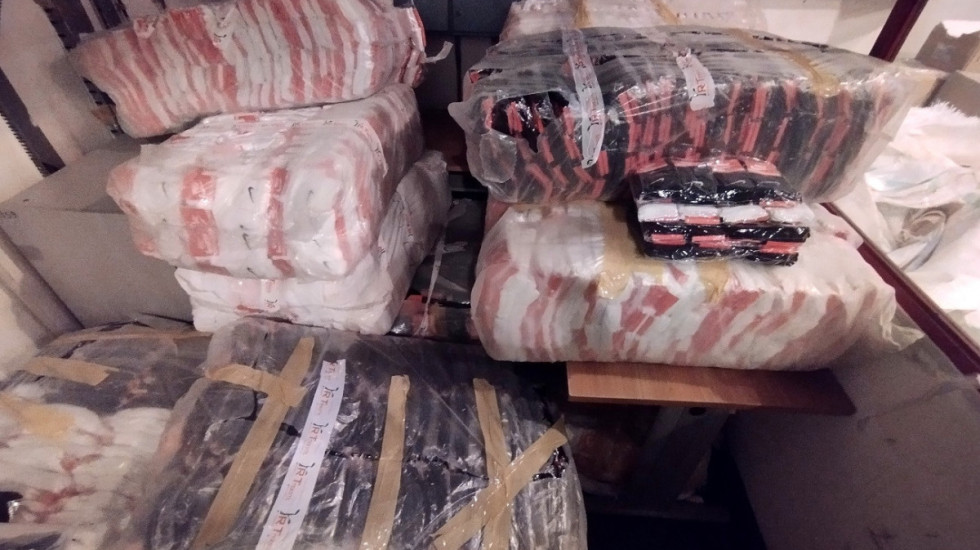 (FOTO) Na Gradini sprečen pokušaj krijumčarenja garderobe vredne više od pola miliona dinara