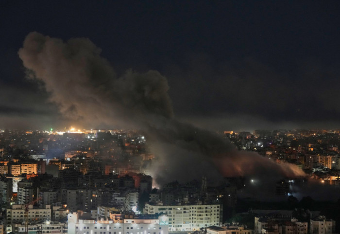 (FOTO/VIDEO) Osmi dan sukoba na Bliskom istoku: Evakuisane zgrade u Dubaiju, Iran gađao izraelsku rafineriju