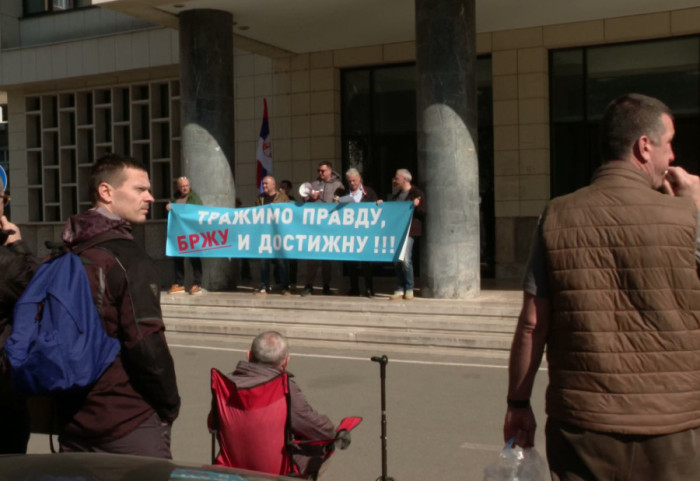 "Živimo u strahu i pod velikim stresom": Stanari Vojvode Stepe protestovali ispred Drugog osnovnog suda