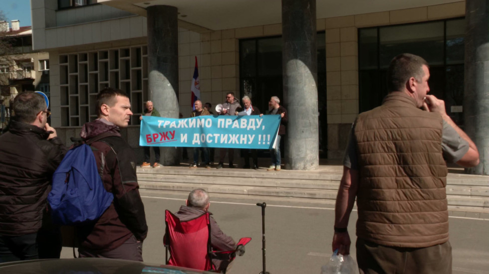 "Živimo u strahu i pod velikim stresom": Stanari zgrade u Vojvode Stepe protestovali ispred Drugog osnovnog suda