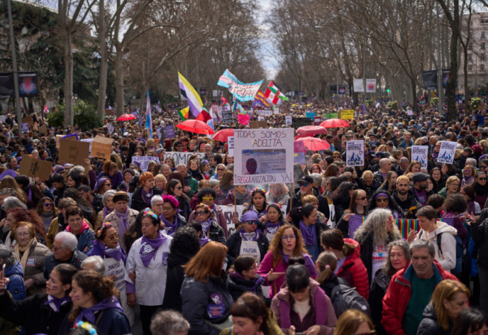 (FOTO) "Stojimo u odbrani mira": Hiljade žena na protestu u Španiji, traže ravnopravnost i borbu protiv rodnog nasilja