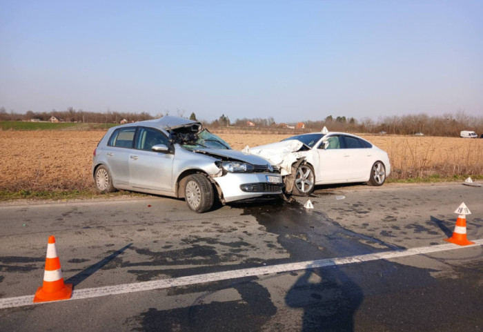 (FOTO) Teška saobraćajna nesreća kod Šapca: Poginule majka i ćerka, dvoje povređenih