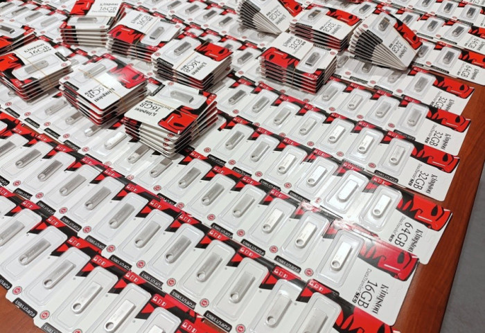 (FOTO) Krijumčarenje u izgubljenom prtljagu: Zadržano 1.100 memorijskih kartica i kutije cigareta