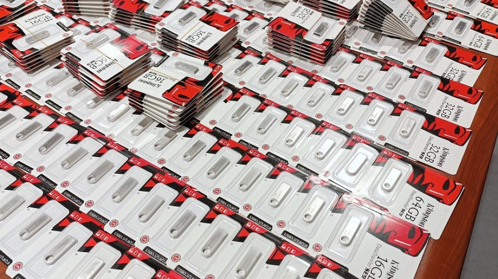 (FOTO) Krijumčarenje u izgubljenom prtljagu: Zadržano 1.100 memorijskih kartica i kutije cigareta