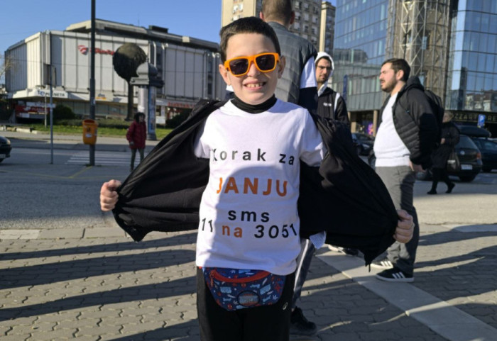 "Nije mi teško jer je volim": Jakov (8) pešači od Kragujevca do Beograda da pomogne bolesnoj sestri Janji (7)