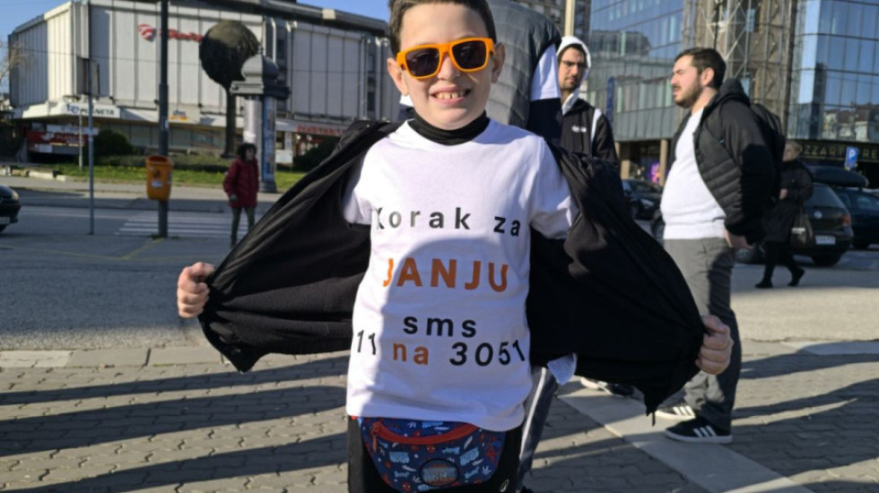 "Nije mi teško jer je volim": Jakov (8) pešači od Kragujevca do Beograda da pomogne bolesnoj sestri Janji (7)