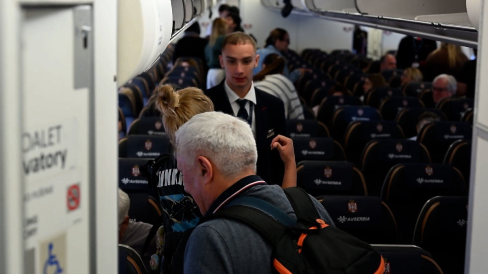Poleteo avion iz Rijada za Beograd sa 162 putnika, među njima i 10 beba