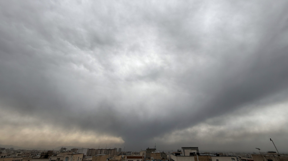 (FOTO/VIDEO) Talas sukoba na Bliskom istoku: Kiša pomešana sa naftom pada u Iranu