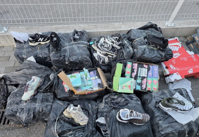 (FOTO) Krijumčario markirane patike i elektronske cigarete u tovaru kukuruza