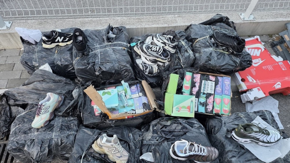 (FOTO) Krijumčario brendirane patike i elektronske cigarete u tovaru kukuruza