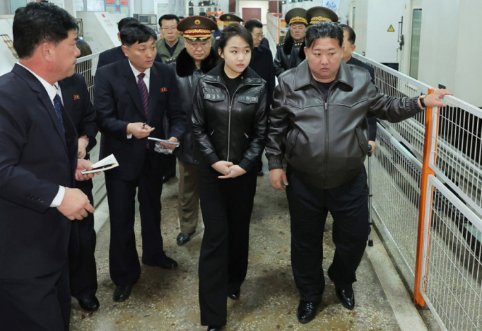 (FOTO) Kim Džong Un testirao pištolje u fabrici municije uz prisustvo ćerke Džu Ae