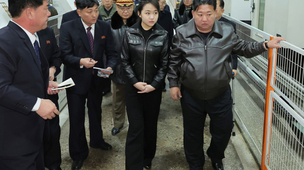 (FOTO) Kim Džong Un testirao pištolje u fabrici municije uz prisustvo ćerke Džu Ae