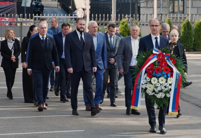 (VIDEO) Macut sa ministrima položio vence na mestu gde je ubijen Zoran Đinđić
