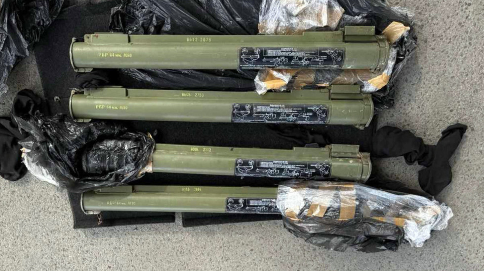 (FOTO) Krijumčario četiri raketna bacača: Uhapšen muškarac (36) na graničnom prelazu Badovinci