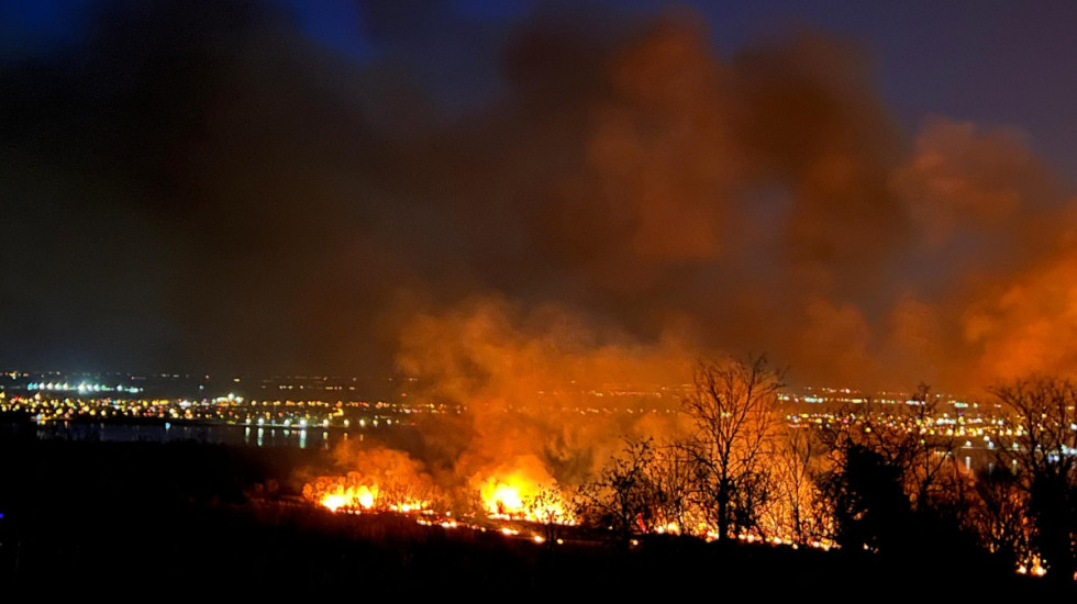 (FOTO/VIDEO) Požar između Beočina i Rakovca: Plamen vidljiv iz Novog Sada