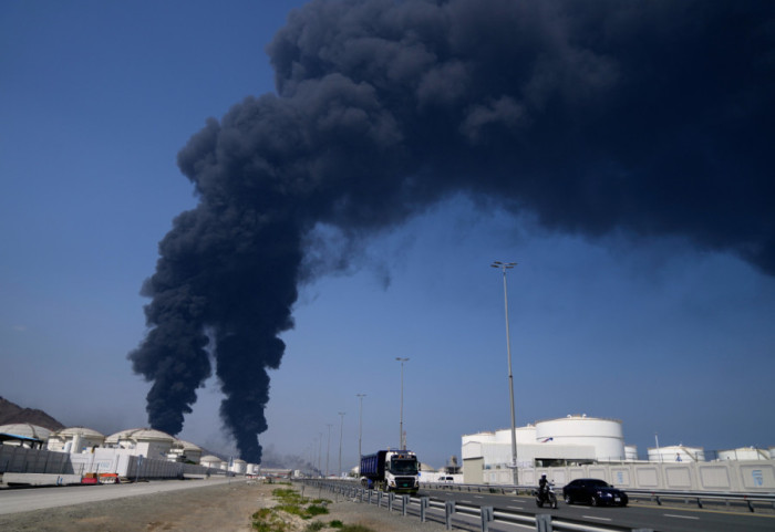 Izbila dva požara u gasnom postrojenju u Abu Dabiju nakon pada krhotina: Poginula jedna osoba, četiri povređene