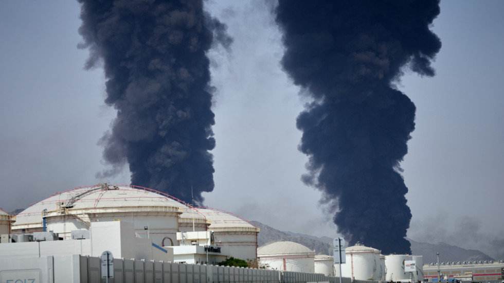 (FOTO) Ostaci drona izazvali požar u luci u Emiratima, pogođena ambasada SAD u Iraku