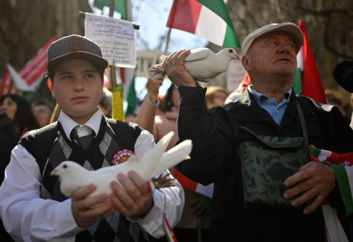 (FOTO) Marš za mir u Budimšpešti: Orbanove pristalice poručuju "nećemo da budemo kolonija Ukrajine"