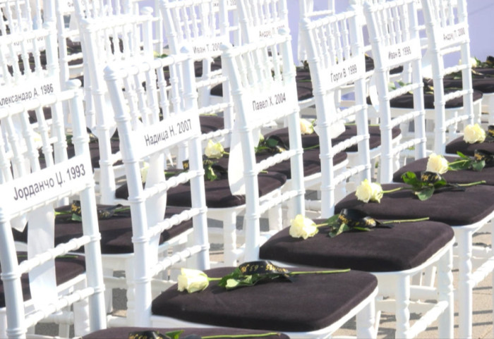 Tišina koja govori glasnije od bilo čega i 63 prazne stolice: Obeležena godišnjica tragedije u Kočanima