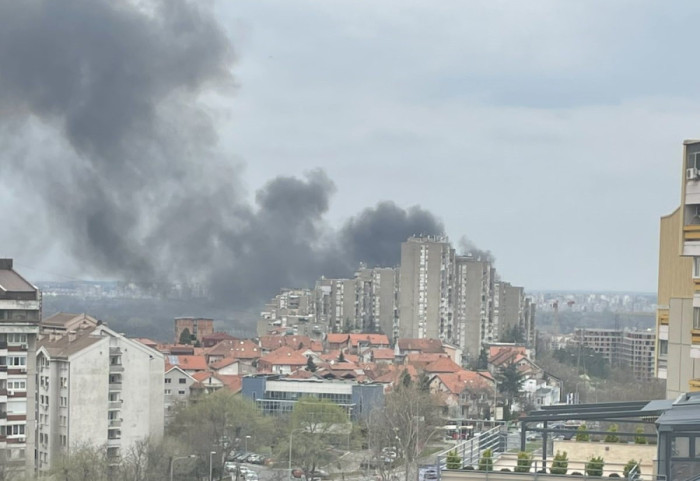 Požar u Žarkovu: Gori baraka, vatrogasci na terenu