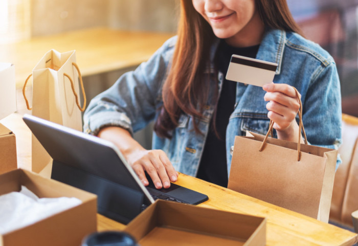 Rekordnih 110,6 miliona internet kupovina u Srbiji u 2025. godini: U proseku 303.000 dnevno