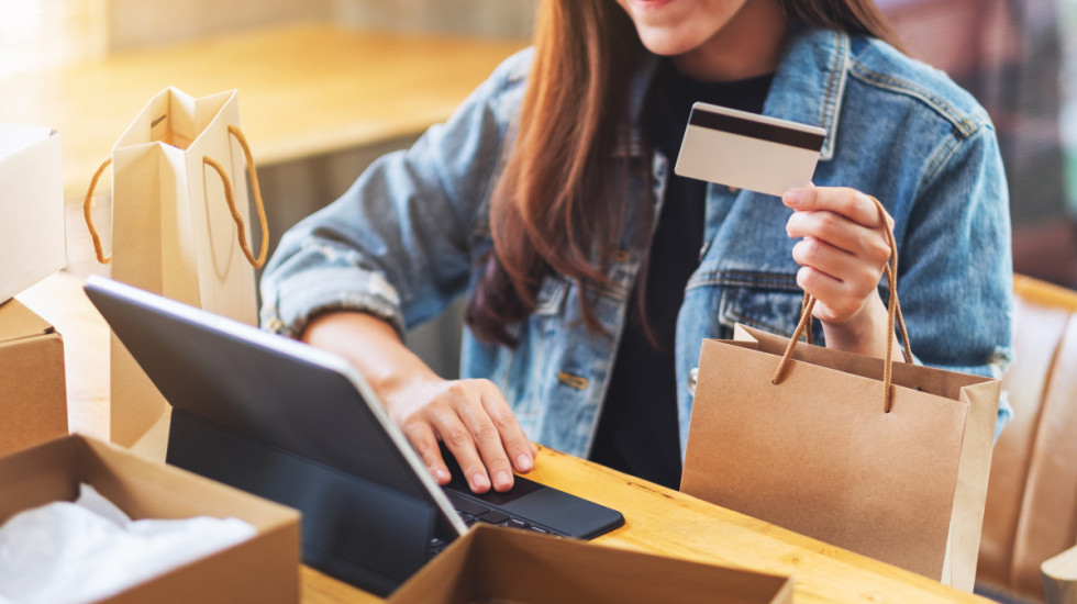 Rekordnih 110,6 miliona internet kupovina u Srbiji u 2025. godini: U proseku 303.000 dnevno