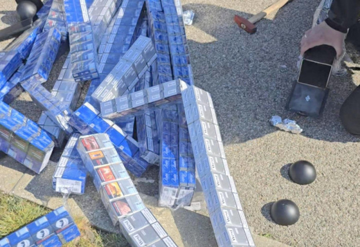 (FOTO/VIDEO) Zaplenjeno skoro 2.000 paklica na Preševu: Cigarete bile skrivene u tabureima i prostoru za klima-uređaj