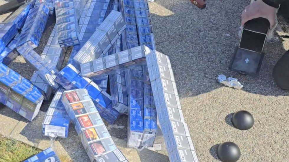 (FOTO/VIDEO) Zaplenjeno skoro 2.000 paklica na Preševu: Cigarete bile skrivene u tabureima i prostoru za klima-uređaj
