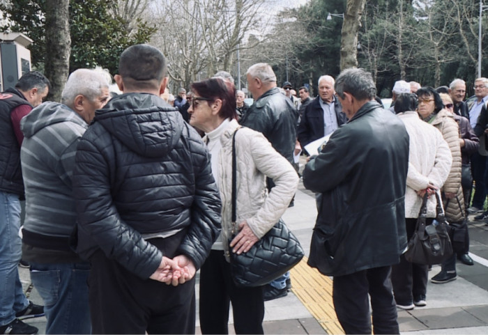 Crnogorski penzioneri protestovali ispred Skupštine u Podgorici: "Lečenje skupo, penzije male, a vlast neodgovorna"