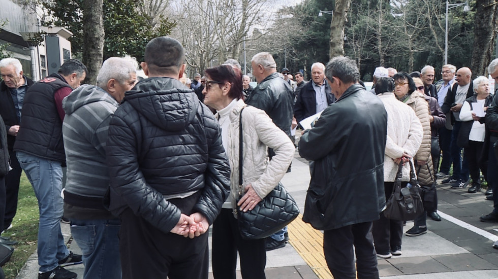 Penzioneri u Crnoj Gori protestovali ispred Skupštine: "Lečenje skupo, penzije male, a vlast neodgovorna"