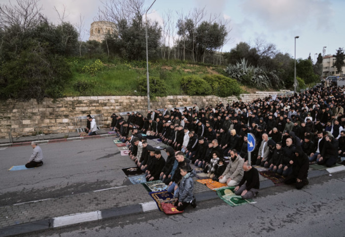 Bajram u senci barikada: Izrael zatvorio čuvenu džamiju u Jerusalimu, vernici klanjali na ulicama