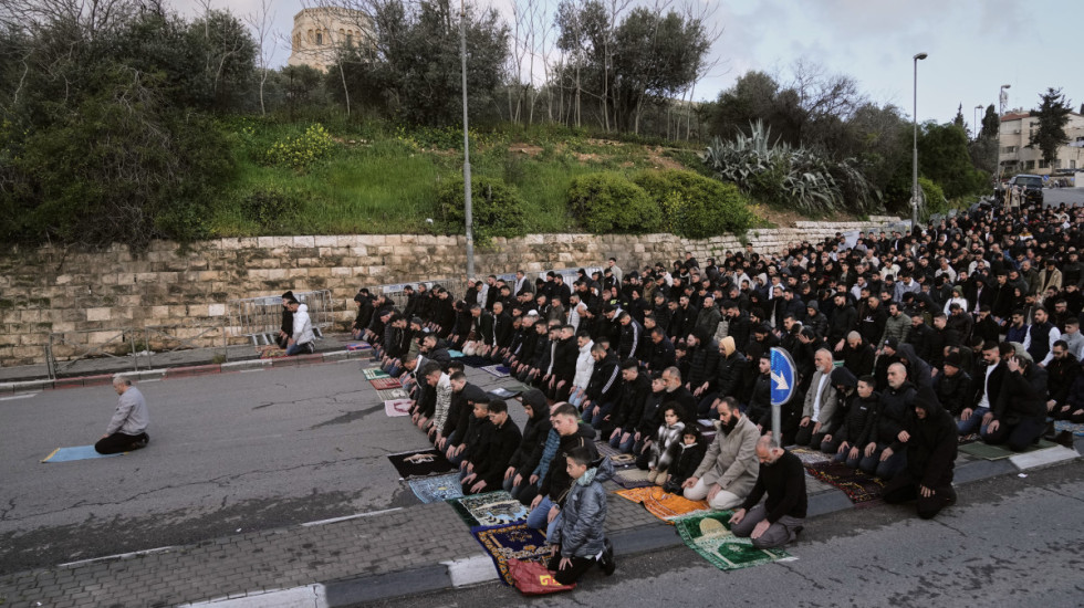 Bajram u senci barikada: Izrael zatvorio čuvenu džamiju u Jerusalimu, vernici klanjali na ulicama