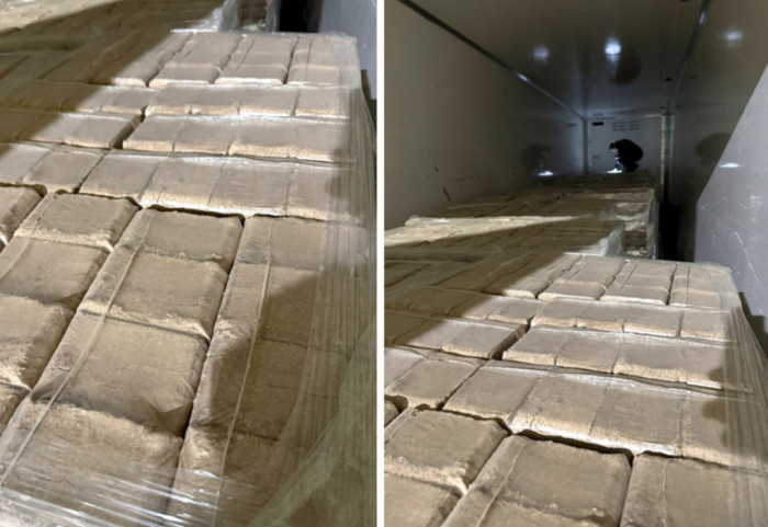 (FOTO) Sprečen pokušaj krijumčarenja na Vatinu: Umesto prijavljenih cigareta, u kamionu krio 20 paleta briketa
