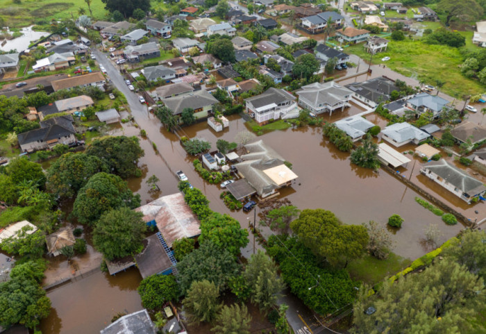 (FOTO) Poplave na Havajima: Bujica nosila vozila, hiljade ljudi dobilo nalog za evakuaciju, traga se za zarobljenima