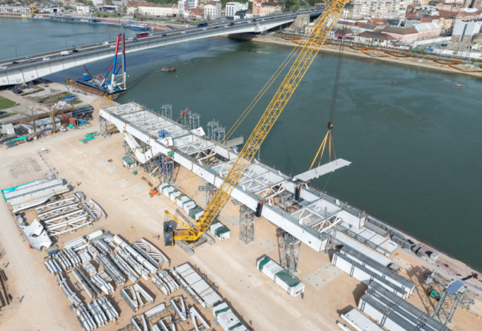 (FOTO) Radovi na novom Savskom mostu: Počinje postavljanje rečnih stubova, završetak planiran za 2027.