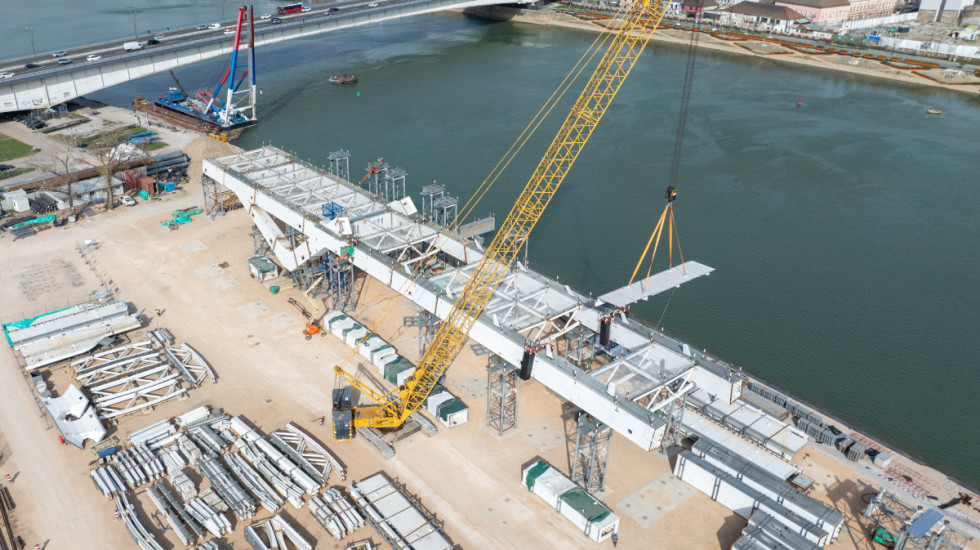 (FOTO) Radovi na novom Savskom mostu: Počinje postavljanje rečnih stubova, završetak planiran za 2027.