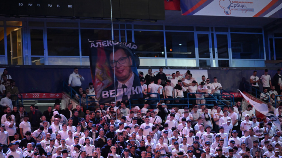 (FOTO/VIDEO) Skup SNS u Areni: MUP saopštio da okupljanju prisustvuje 70.000 ljudi, očekuje se Vučićevo obraćanje