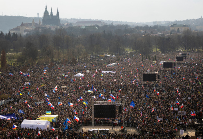 (FOTO) Najveće antivladine demonstracije u Češkoj od 2019: Građani protiv smanjenja vojnih izdataka
