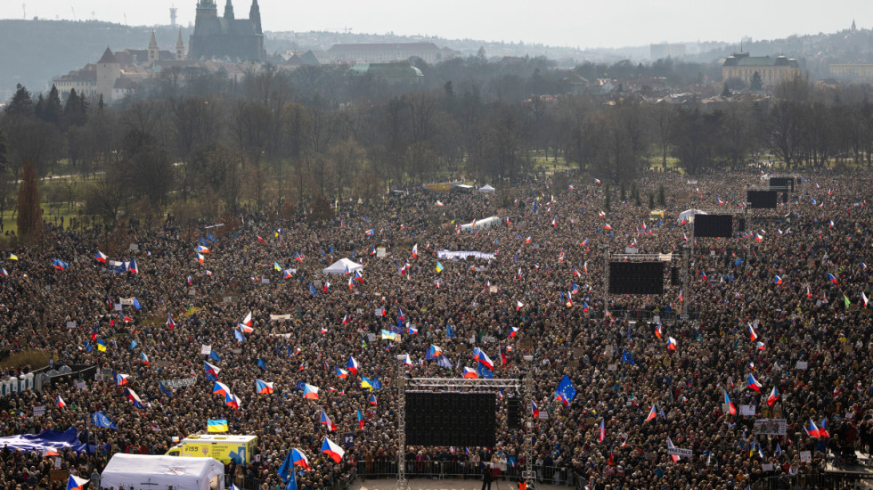 (FOTO) Najveće antivladine demonstracije u Češkoj od 2019: Građani protiv smanjenja vojnih izdataka