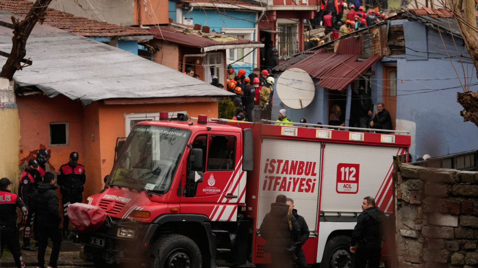 (FOTO) Eksplozija gasa srušila dve zgrade u Istanbulu, jedna osoba poginula