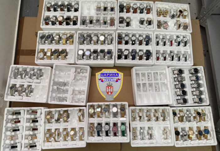 Sprečeno krijumčarenje satova na Horgošu: Roba vredna više od 10.000 evra pronađena u kutijama u prtljažniku autobusa