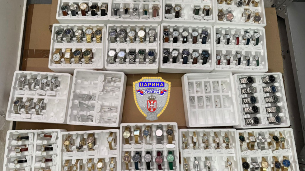 Sprečeno krijumčarenje satova na Horgošu: Roba vredna više od 10.000 evra pronađena u kutijama u prtljažniku autobusa