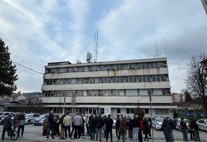 Privedena dvojica studenata u Novom Pazaru zbog sumnje na rušenje ustavnog poretka, građani ispred prostorija policije