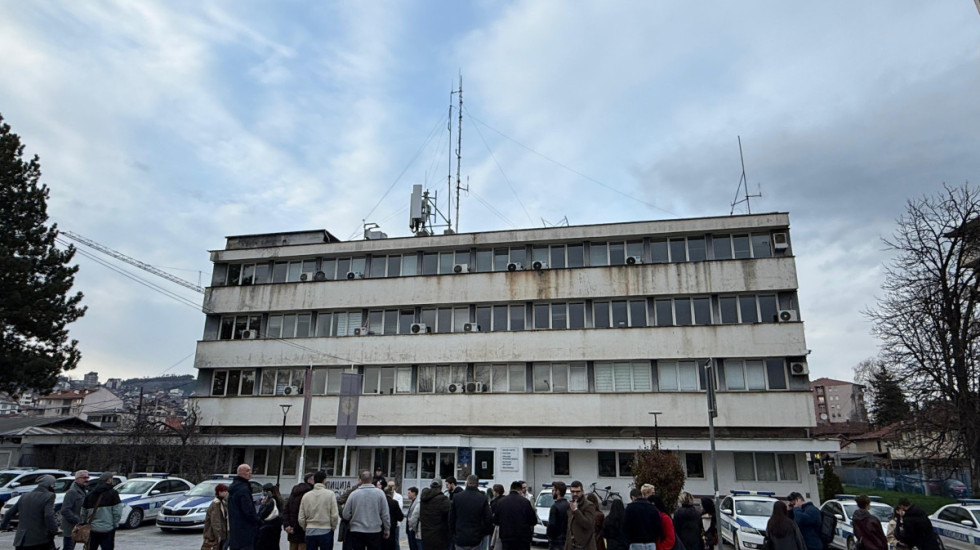 Privedena dvojica studenata u Novom Pazaru zbog sumnje na rušenje ustavnog poretka, građani ispred prostorija policije