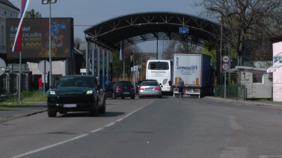 Prevoznici u BiH prekinuli blokade granica sa EU, policija u Crnoj Gori i Republici Srpskoj zabranila proteste