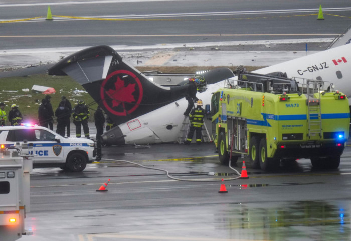 (FOTO) Sudar vatrogasnog vozila i aviona Er Kanada prilikom sletanja: Poginuli piloti, desetine povređenih