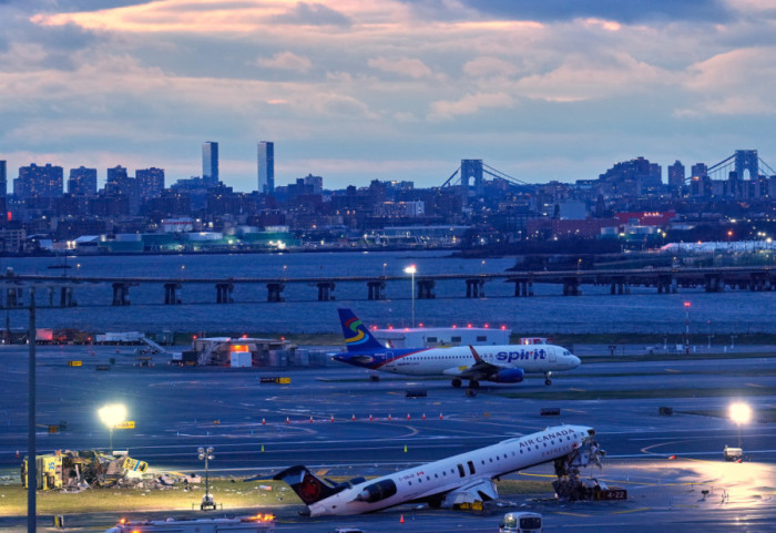 Stradali pilot i kopilot, više od 43 osobe hospitalizovano posle sudara aviona i vatrogasnog vozila na aerodromu